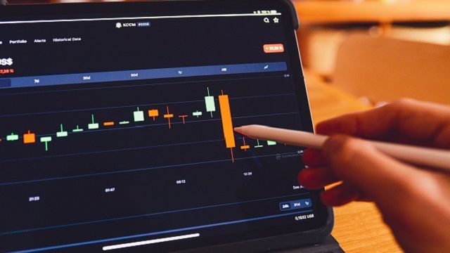 Российский рынок снижается после подписания Трампом закона об «адских санкциях»