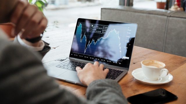 Акции и облигации в условиях жесткой ДКП. Что выбрать?