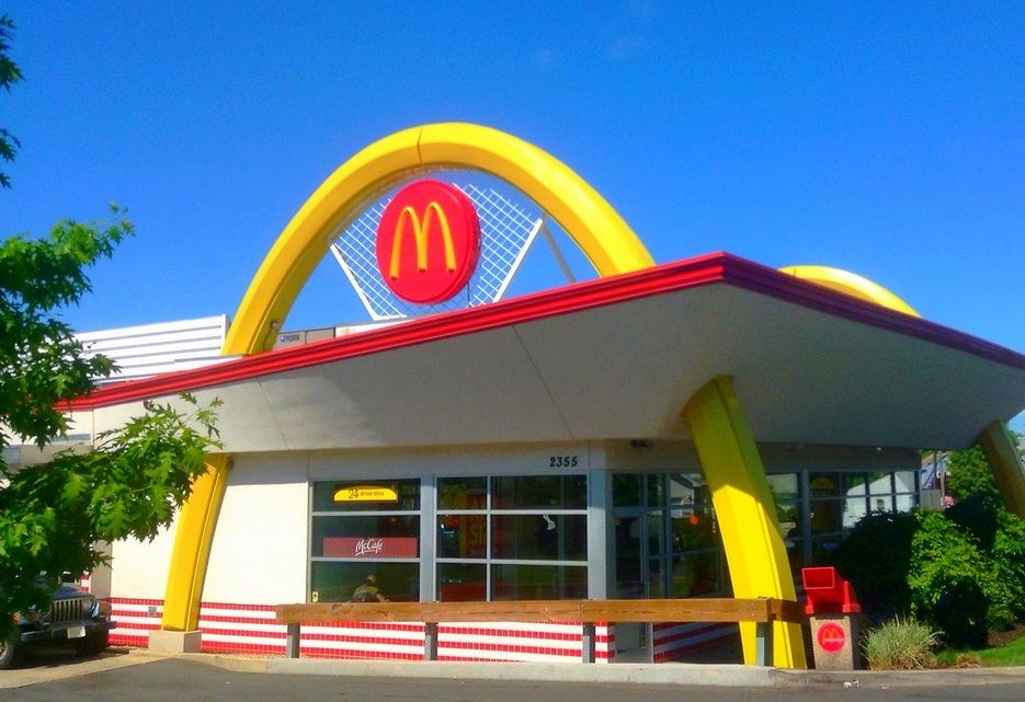 McDonalds увольняет сотни сотрудников и сокращает зарплату
