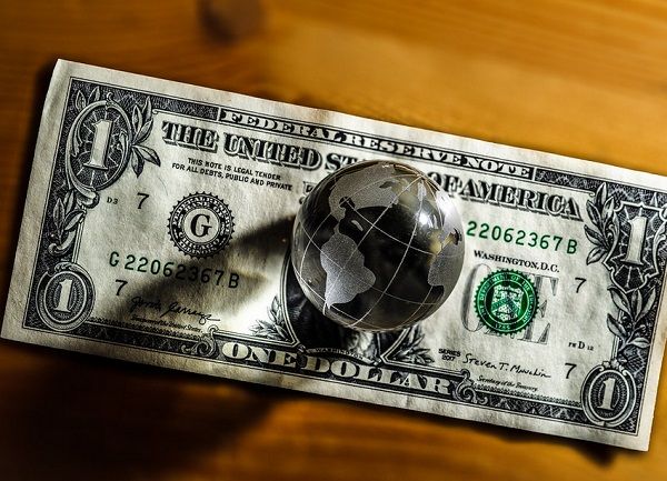 МЭР повысило оценку среднегодового курса доллара до 76,5 рубля