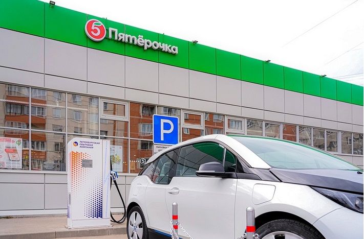 Первая электрозаправка на базе магазина Пятерочка появилась в Санкт-Петербурге