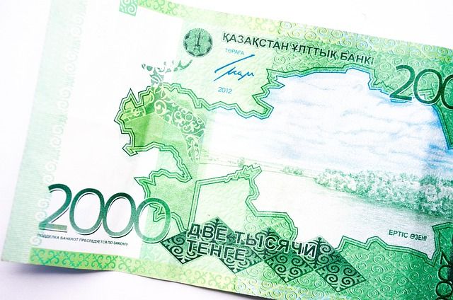 Обвал рубля привел к потрясениям на валютном рынке Казахстана