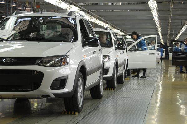 Продажи АВТОВАЗа в России в августе выросли до 2-летнего максимума