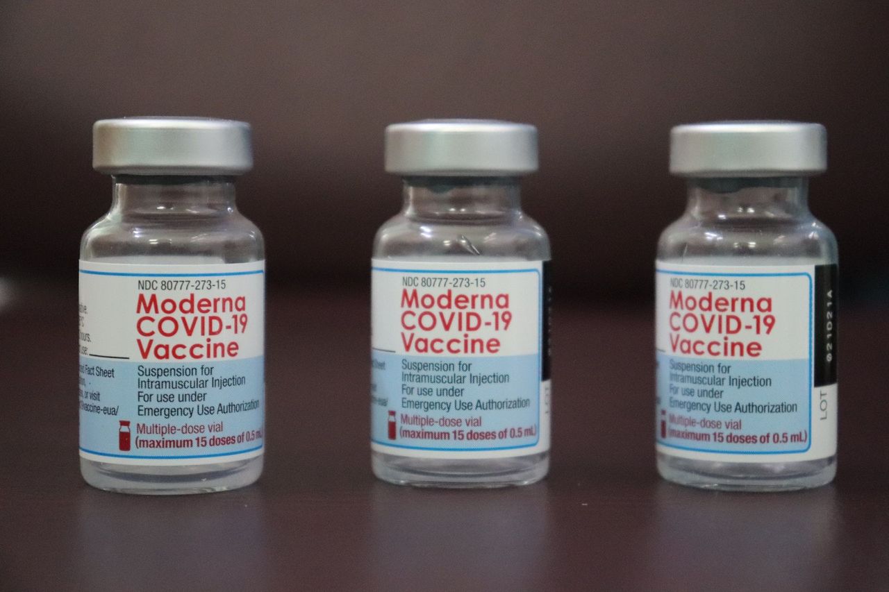 Moderna уверяет, что ее обновленная версия вакцины против COVID более эффективно борется с новым штаммом вируса