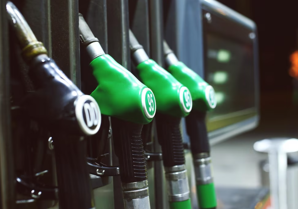 Цены на бензин столкнули правительство и нефтяников