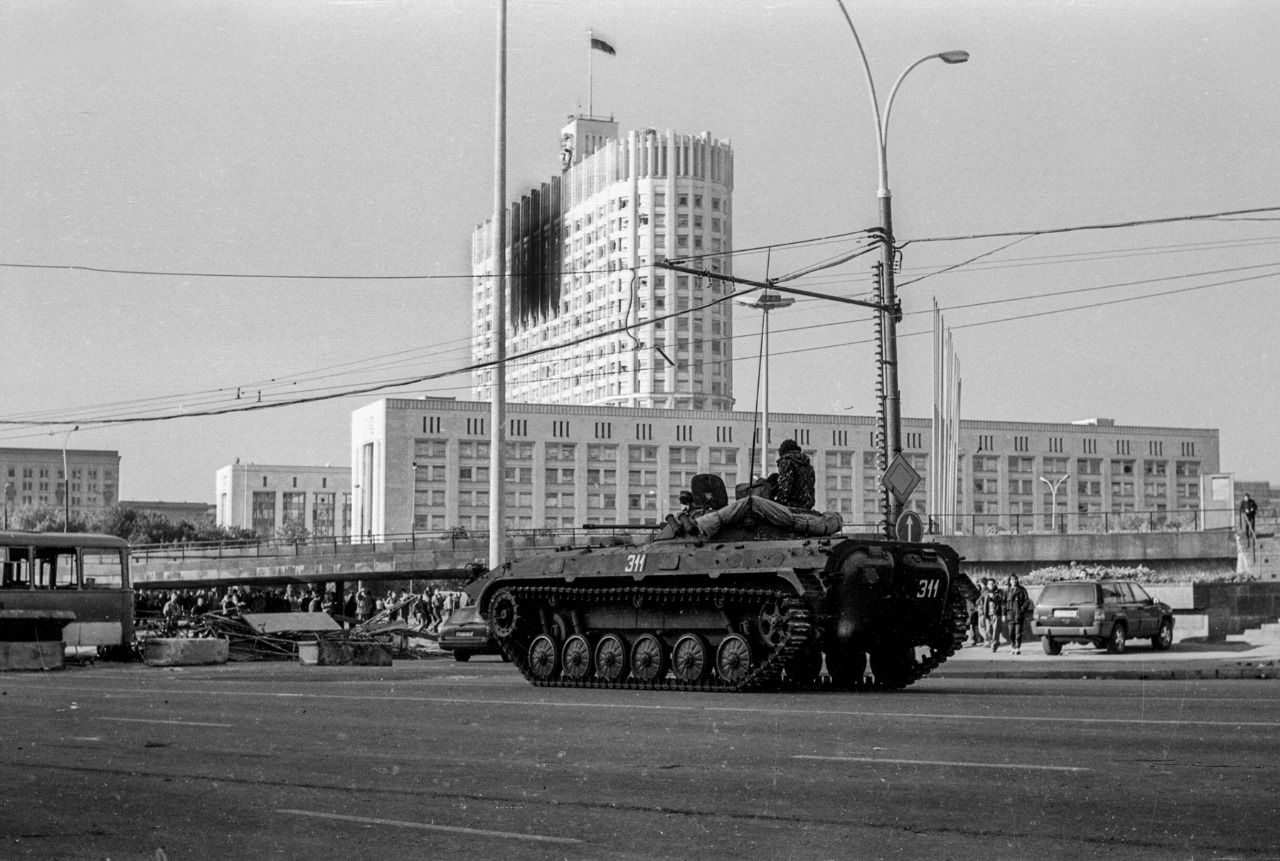 Ельцинский путч 1993. Белый дом в Москве 1991. Белый дом 1993 год обстрел. События 3-4 октября 1993 года в Москве.