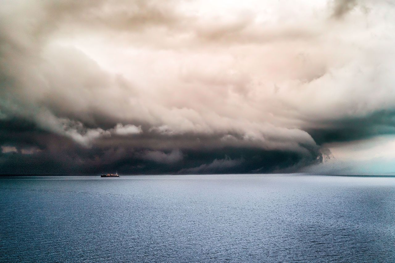 https://ru.freepik.com/free-photo/big-dark-clouds-covering-pure-ocean-with-ship-sailing-it_9931154.htm#fromView=search&page=1&position=36&uuid=d8675ba3-d248-41b9-81cb-a6859358fc28