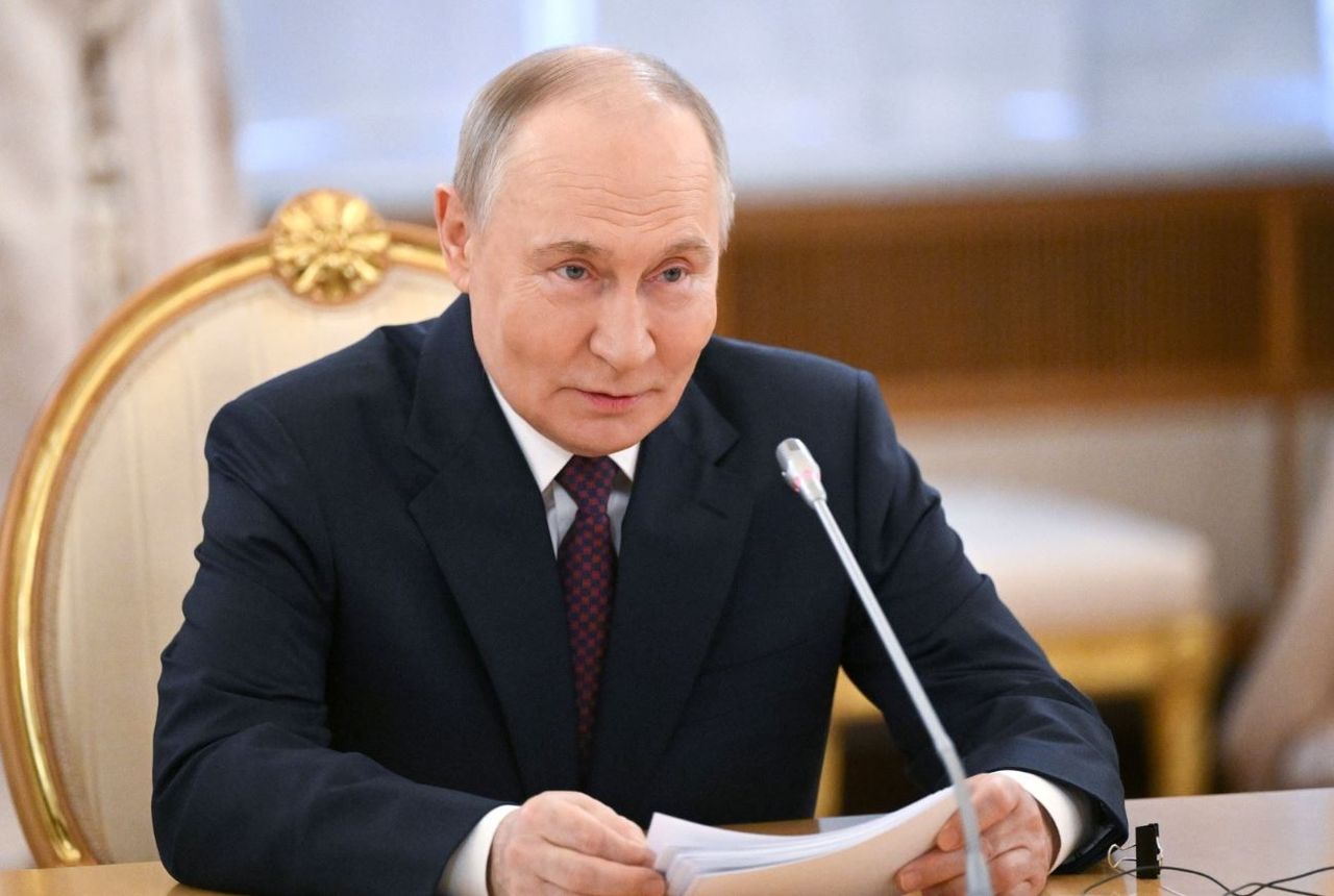 http://kremlin.ru/events/president/transcripts/76871/photos/81161