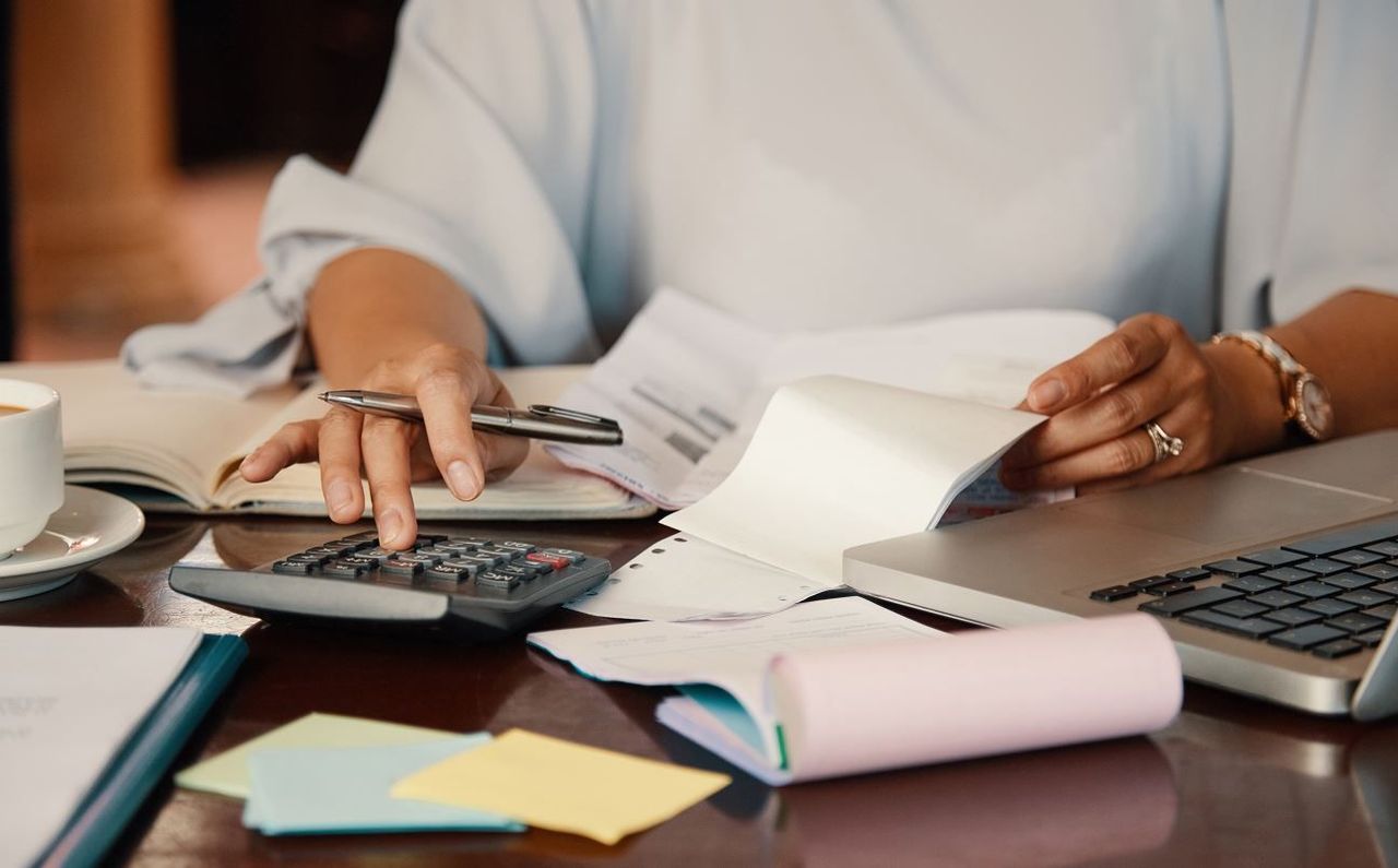 https://www.freepik.com/free-photo/entrepreneur-working-with-bills_5767022.htm#fromView=search&page=1&position=10&uuid=7cb28208-c84a-47ec-a52f-525b0b346141&query=%D0%B1%D1%8E%D0%B4%D0%B6%D0%B5%D1%82