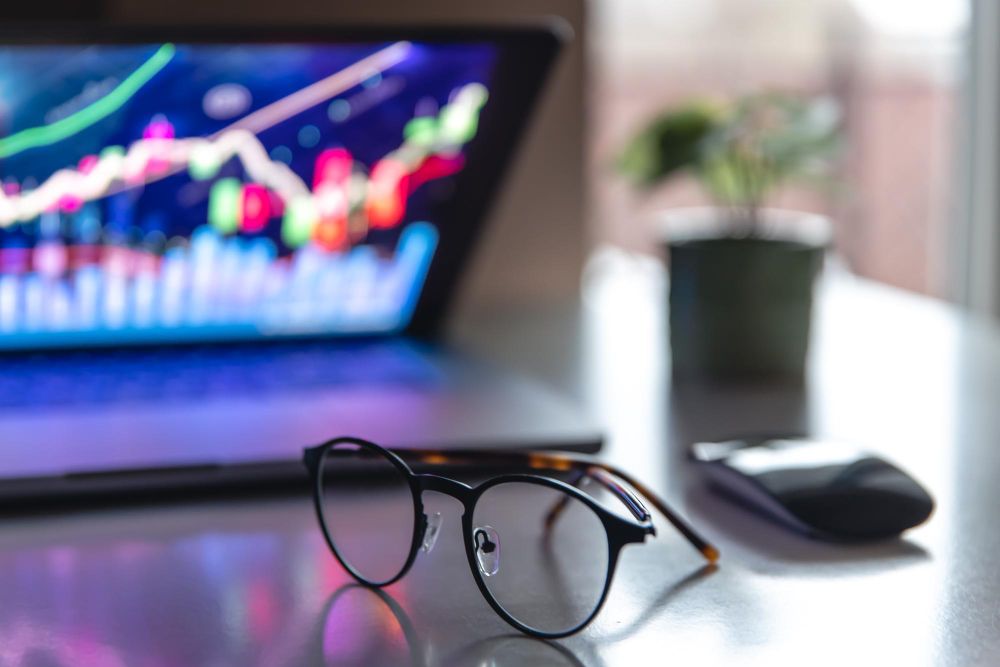 https://www.freepik.com/free-photo/laptop-with-graphs-statistics-glasses-table_39871846.htm#fromView=image_search_similar&page=1&position=1&uuid=ffe9335c-3fd1-4176-90a7-353148cd1a0c&query=%D1%84%D0%BE%D0%BD%D0%B4%D0%BE%D0%B2%D1%8B%D0%B9+%D1%80%D1%8B%D0%BD%D0%BE%D0%BA+%D0%B0%D0%BA%D1%86%D0%B8%D0%B8