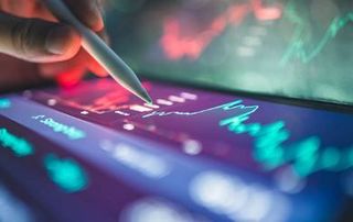 Рынок просел на санкциях и нефти, но держит уровень